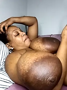 Snapshot of HappygalTheQueen chatting on 02/13/26, 01:56 HappygalTheQueen online show from 02/13/26, 01:56