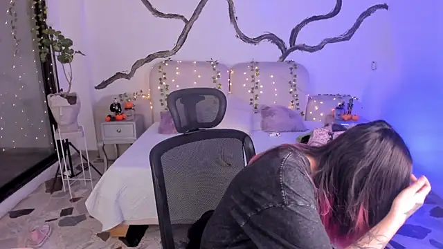 SarahCastro1  online show from 10/29/25, 04:59