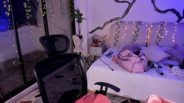 SarahCastro1  online show from 10/31/25, 04:46