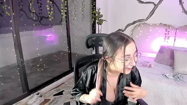 SarahCastro1  online show from 11/06/25, 04:35