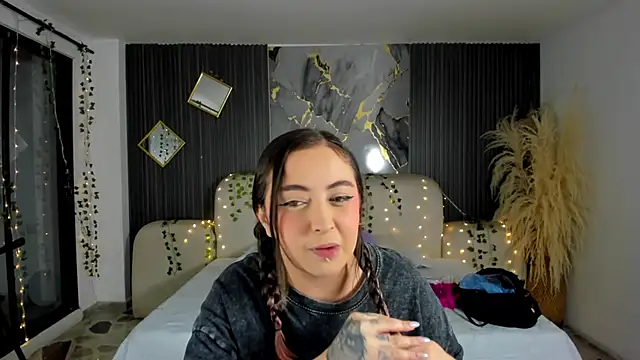 Snapshot of SarahCastro1_ chatting on 01/08/26, 04:04 SarahCastro1 online show from 01/08/26, 04:04
