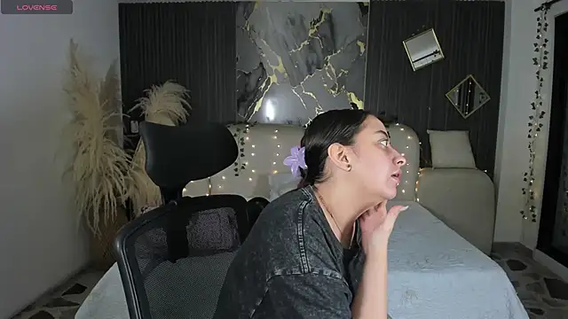Snapshot of SarahCastro1_ chatting on 01/11/26, 03:22 SarahCastro1 online show from 01/11/26, 03:22