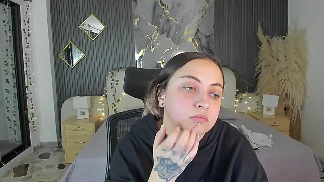 Snapshot of SarahCastro1_ chatting on 02/19/26, 04:08 SarahCastro1 online show from 02/19/26, 04:08