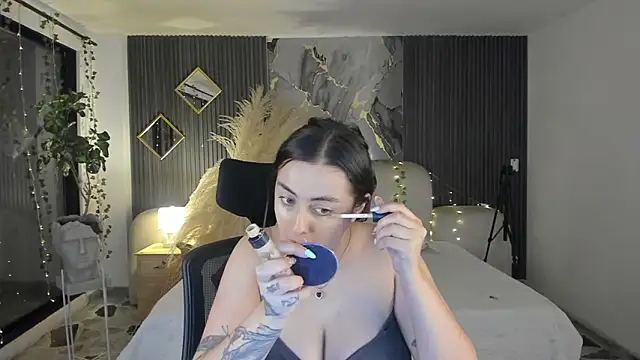 Snapshot of SarahCastro1_ chatting on 03/06/26, 03:58 SarahCastro1 online show from 03/06/26, 03:58