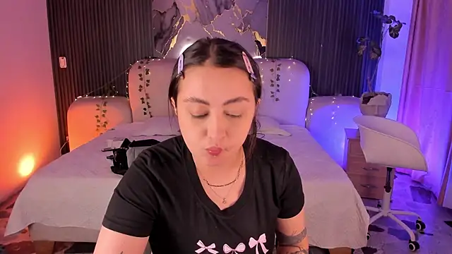 SarahCastro1  online show from 06/11/26, 04:54