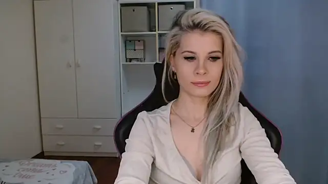 KristineGlow online show from 04/28/26, 06:18
