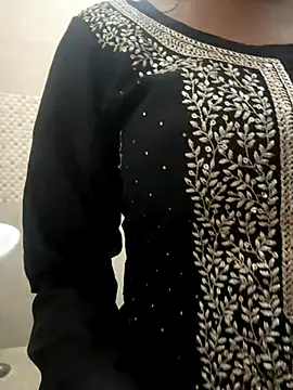 Snapshot of HeerStd chatting on 11/08/25, 01:33 HeerStd online show from 11/08/25, 01:33