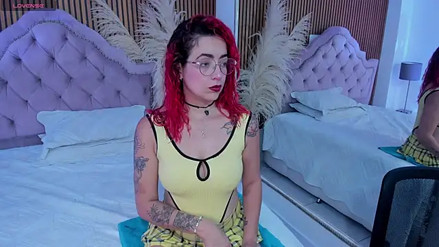 RoxanneStorm  online show from 12/18/25, 12:22