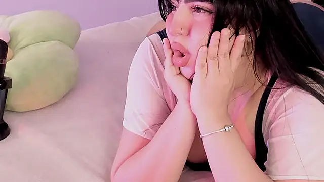 Camila Matinez  online show from 09/15/25, 12:54