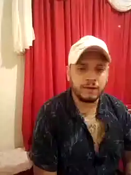 Snapshot of LatinoBr20 chatting on 09/15/25, 04:12 LatinoBr20 online show from 09/15/25, 04:12