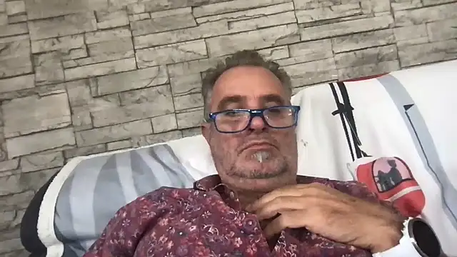 Snapshot of htreshot73 chatting on 10/09/25, 02:04 htreshot73 online show from 10/09/25, 02:04