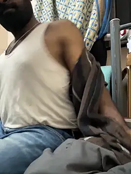 Snapshot of DJLOVE280825 chatting on 11/21/25, 11:47 DJLOVE280825 online show from 11/21/25, 11:47