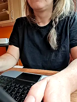 Snapshot of Horny_mummy chatting on 02/25/26, 08:13 Horny mummy online show from 02/25/26, 08:13