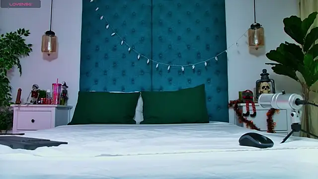 Snapshot of LollyShine chatting on 10/31/25, 07:48 LollyShine online show from 10/31/25, 07:48