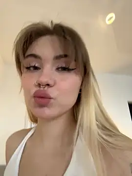 LunaMillie online show from 11/04/25, 08:24