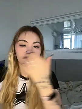 LunaMillie online show from 11/26/25, 08:59