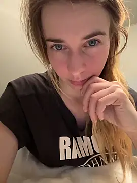 ellieen online show from 11/18/25, 10:47