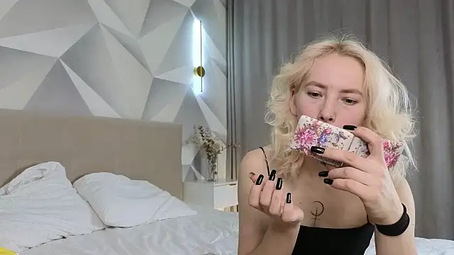 JuliannaWenger online show from 12/18/25, 04:13