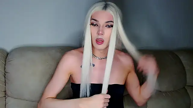 Snapshot of YourTrixie chatting on 11/21/25, 11:42 YourTrixie online show from 11/21/25, 11:42