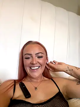 Snapshot of RedHeadRoxyUK chatting on 10/24/25, 10:00 RedHeadRoxyUK online show from 10/24/25, 10:00