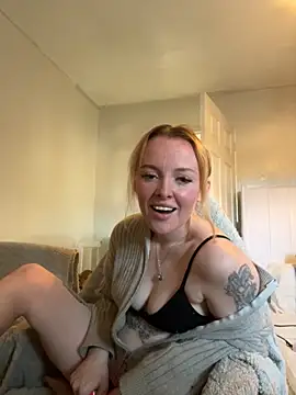 Snapshot of RedHeadRoxyUK chatting on 11/12/25, 11:43 RedHeadRoxyUK online show from 11/12/25, 11:43