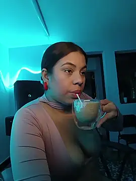 Snapshot of GabyMontenegro chatting on 10/30/25, 11:44 GabyMontenegro online show from 10/30/25, 11:44