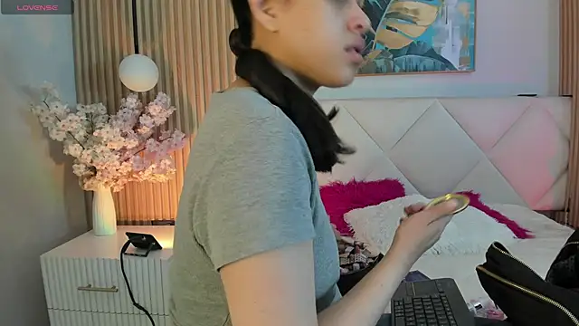 Mila Hank  online show from 04/25/26, 12:08