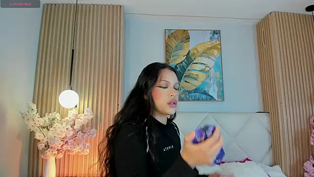 Mila Hank  online show from 05/03/26, 12:33