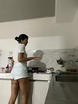 Amberdecolombia online show from 02/23/26, 04:21