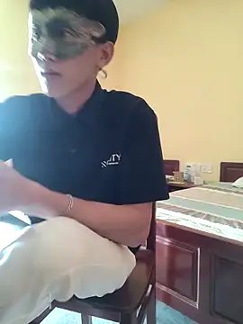 Snapshot of thienlong05 chatting on 09/14/25, 02:11 thienlong05 online show from 09/14/25, 02:11