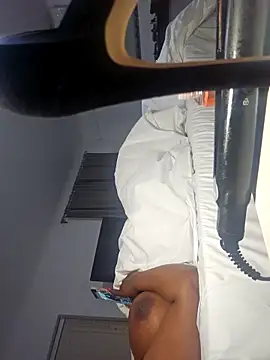 Snapshot of trickyOne chatting on 10/31/25, 06:42 trickyOne online show from 10/31/25, 06:42