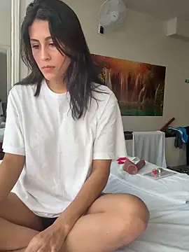 Snapshot of Thais_kim chatting on 02/15/26, 10:39 Thais kim online show from 02/15/26, 10:39