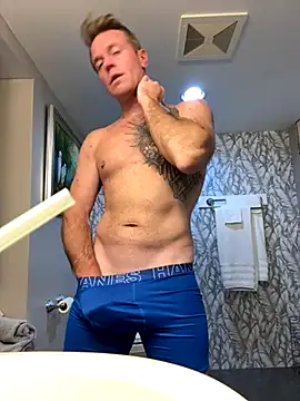 DILFiGuess11 online show from 10/23/25, 07:56