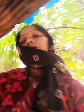 Snapshot of Jooli_xx chatting on 11/10/25, 01:37 Jooli xx online show from 11/10/25, 01:37