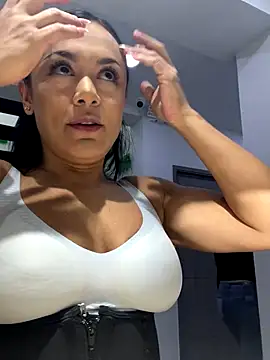 TiffanyyLam online show from 10/01/25, 11:27