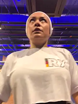 TiffanyyLam online show from 10/15/25, 10:26