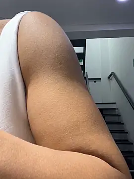 TiffanyyLam online show from 10/18/25, 10:49