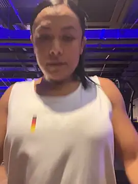 TiffanyyLam online show from 11/05/25, 10:37