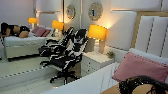 NahiaMonet online show from 10/31/25, 11:44