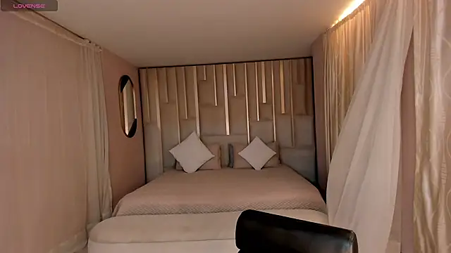 LucyWeiss  online show from 10/07/25, 07:22