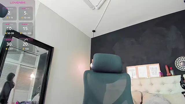 Snapshot of Eva_hot_1 chatting on 11/25/25, 01:11 Eva hot 1 online show from 11/25/25, 01:11