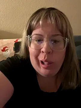 Snapshot of sexymommy1988 chatting on 11/17/25, 04:07 sexymommy1988 online show from 11/17/25, 04:07