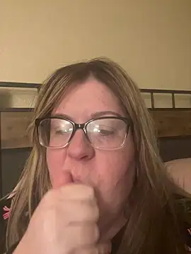 Snapshot of sexymommy1988 chatting on 04/27/26, 03:26 sexymommy1988 online show from 04/27/26, 03:26