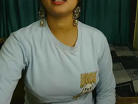 priya-kumari22 online show from 10/08/25, 04:21