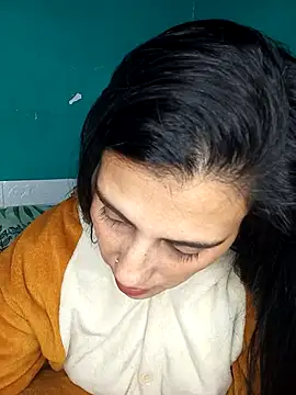 Snapshot of kariciasecreta chatting on 11/08/25, 12:44 kariciasecreta online show from 11/08/25, 12:44