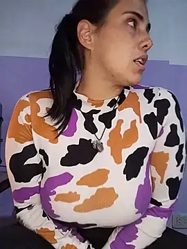 Snapshot of kariciasecreta chatting on 05/18/26, 02:29 kariciasecreta online show from 05/18/26, 02:29