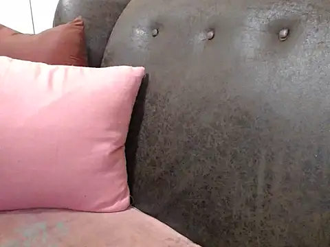 Snapshot of bustylaura4u chatting on 03/25/26, 11:00 bustylaura4u online show from 03/25/26, 11:00