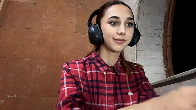 Snapshot of LinaMour chatting on 09/10/25, 09:59 LinaMour online show from 09/10/25, 09:59