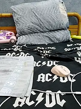 Snapshot of yazinyazin1 chatting on 12/21/25, 11:28 yazinyazin1 online show from 12/21/25, 11:28