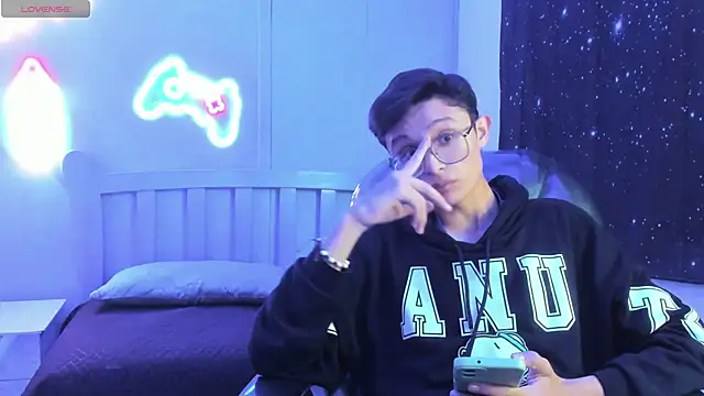 SantiagoRusso18 online show from 10/02/25, 01:12